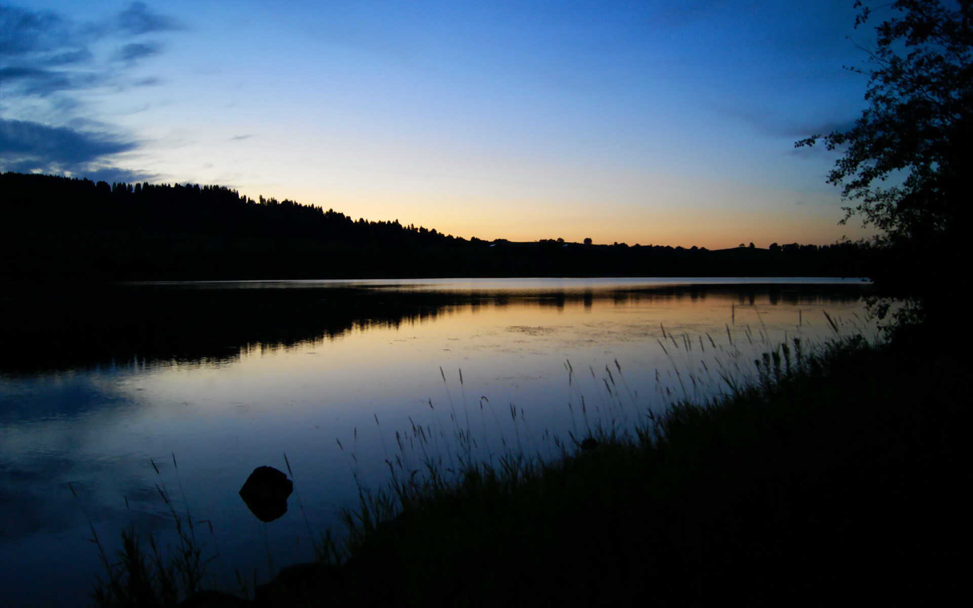 fb体育电脑版-热血拼搏：双方拼尽全力，场上情绪高涨，热血奋战